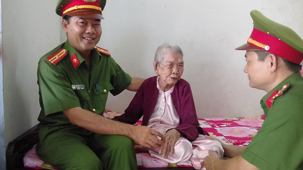 Đoàn cán bộ công an huyện: Thăm tặng quà mẹ Việt Nam anh hùng